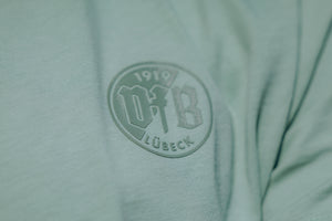 
                  
                    T-Shirt mit Rubber Wappen
                  
                