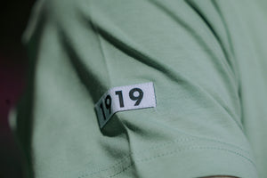 
                  
                    T-Shirt mit Rubber Wappen
                  
                